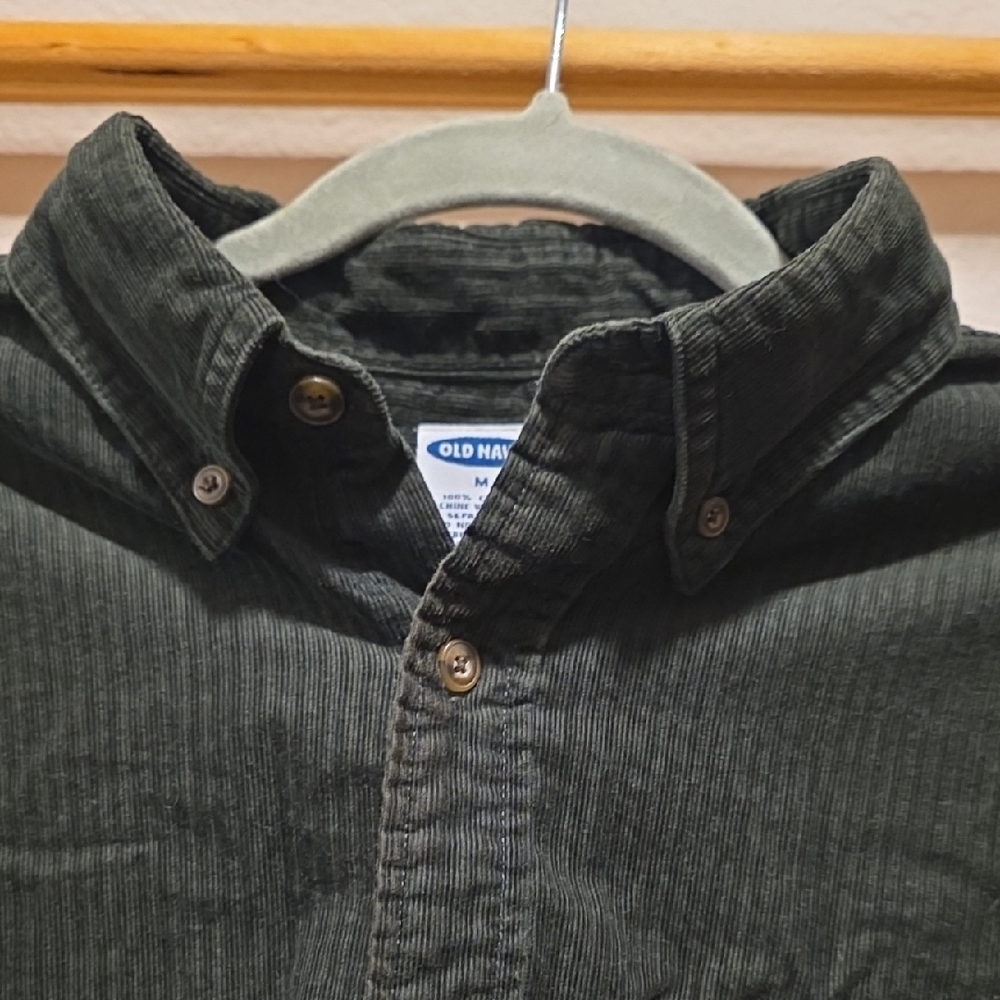 Old Navy Men's Medium Long-Sleeve Corduroy Button Up Shirt. Olive Green.